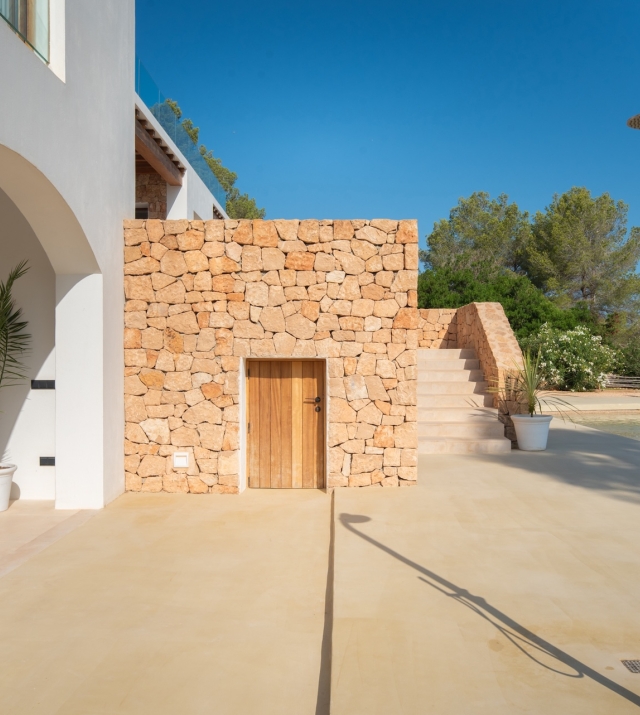 Resa Estates finca Can Floral Ibiza sale koop  ext shower.jpg